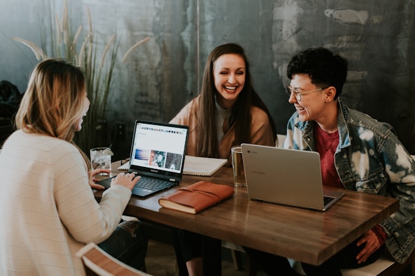Personas aprendiendo